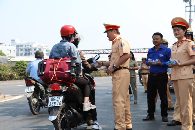 CSGT TPHCM phát nước miễn phí cho người dân lưu thông trên Quốc lộ 1 ngày 28 Tết - 9 CSGT TPHCM phát nước miễn phí cho người dân lưu thông trên Quốc lộ 1 ngày 28 Tết - 9