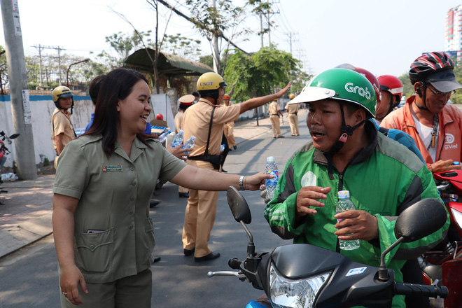CSGT TPHCM phát nước miễn phí cho người dân lưu thông trên Quốc lộ 1 ngày 28 Tết - 6 CSGT TPHCM phát nước miễn phí cho người dân lưu thông trên Quốc lộ 1 ngày 28 Tết - 6