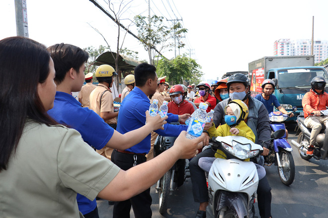 CSGT TPHCM phát nước miễn phí cho người dân lưu thông trên Quốc lộ 1 ngày 28 Tết - 3 CSGT TPHCM phát nước miễn phí cho người dân lưu thông trên Quốc lộ 1 ngày 28 Tết - 3