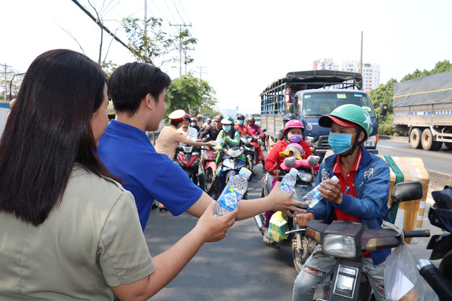 CSGT TPHCM phát nước miễn phí cho người dân lưu thông trên Quốc lộ 1 ngày 28 Tết - 2 CSGT TPHCM phát nước miễn phí cho người dân lưu thông trên Quốc lộ 1 ngày 28 Tết - 2