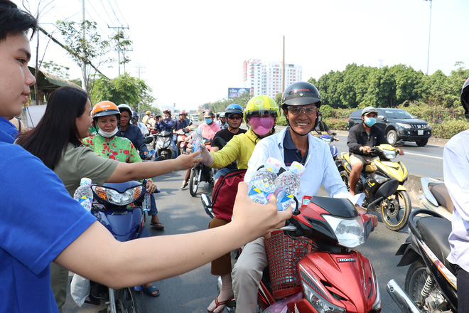 CSGT TPHCM phát nước miễn phí cho người dân lưu thông trên Quốc lộ 1 ngày 28 Tết - 1 CSGT TPHCM phát nước miễn phí cho người dân lưu thông trên Quốc lộ 1 ngày 28 Tết - 1