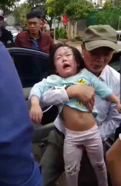 Hi hữu ngày Tết: 2 bé gái mắc kẹt trong ô-tô vì bố... quên chìa khóa - 1 Hi hữu ngày Tết: 2 bé gái mắc kẹt trong ô-tô vì bố... quên chìa khóa - 1