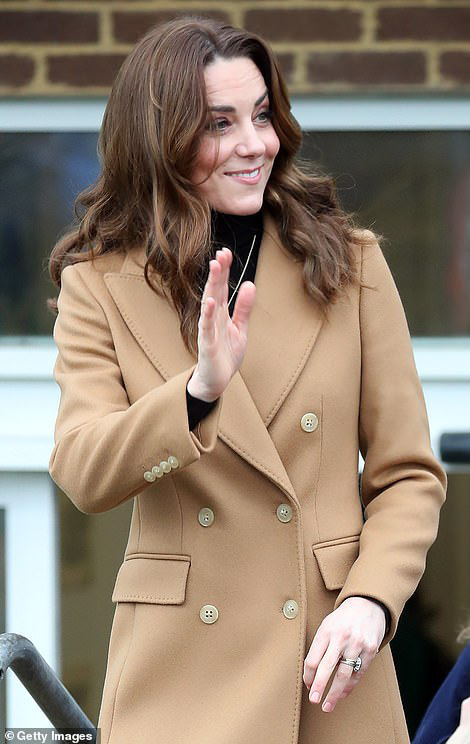 Vừa rời khỏi hoàng gia Anh, Meghan Markle đã bị chị dâu Kate chiếm hết spotlight, tạo ra hình ảnh khác nhau một trời một vực Vừa rời khỏi hoàng gia Anh, Meghan Markle đã bị chị dâu Kate chiếm hết spotlight, tạo ra hình ảnh khác nhau một trời một vực