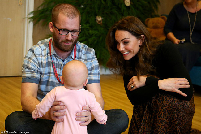 Vừa rời khỏi hoàng gia Anh, Meghan Markle đã bị chị dâu Kate chiếm hết spotlight, tạo ra hình ảnh khác nhau một trời một vực - 2 Vừa rời khỏi hoàng gia Anh, Meghan Markle đã bị chị dâu Kate chiếm hết spotlight, tạo ra hình ảnh khác nhau một trời một vực - 2