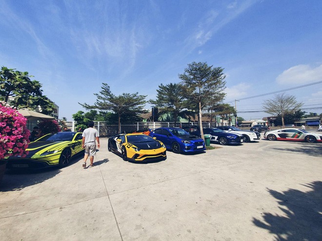 Đại gia Việt đua nhau tụ họp khoe dàn xe khủng trước thềm Tết Canh Tý Đại gia Việt đua nhau tụ họp khoe dàn xe khủng trước thềm Tết Canh Tý