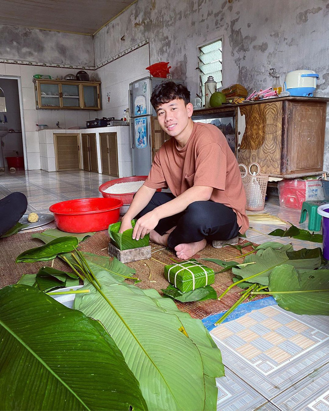 Khi cầu thủ chuẩn bị Tết: Toàn thấy hội con trai khoe ảnh xông xáo vào bếp gói bánh chưng, các bạn gái đâu hết rồi nhỉ? Khi cầu thủ chuẩn bị Tết: Toàn thấy hội con trai khoe ảnh xông xáo vào bếp gói bánh chưng, các bạn gái đâu hết rồi nhỉ?