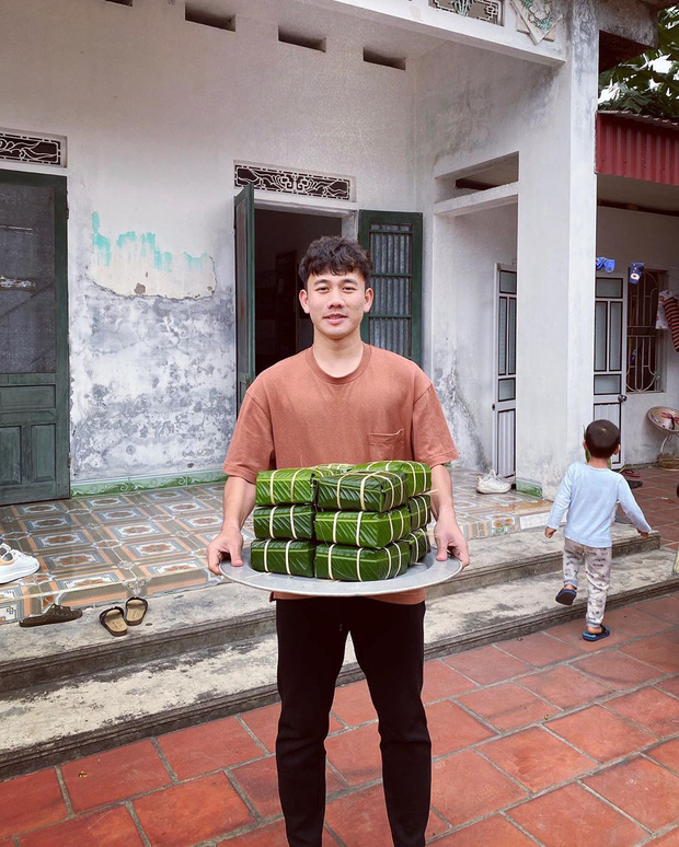 Khi cầu thủ chuẩn bị Tết: Toàn thấy hội con trai khoe ảnh xông xáo vào bếp gói bánh chưng, các bạn gái đâu hết rồi nhỉ? - 2 Khi cầu thủ chuẩn bị Tết: Toàn thấy hội con trai khoe ảnh xông xáo vào bếp gói bánh chưng, các bạn gái đâu hết rồi nhỉ? - 2