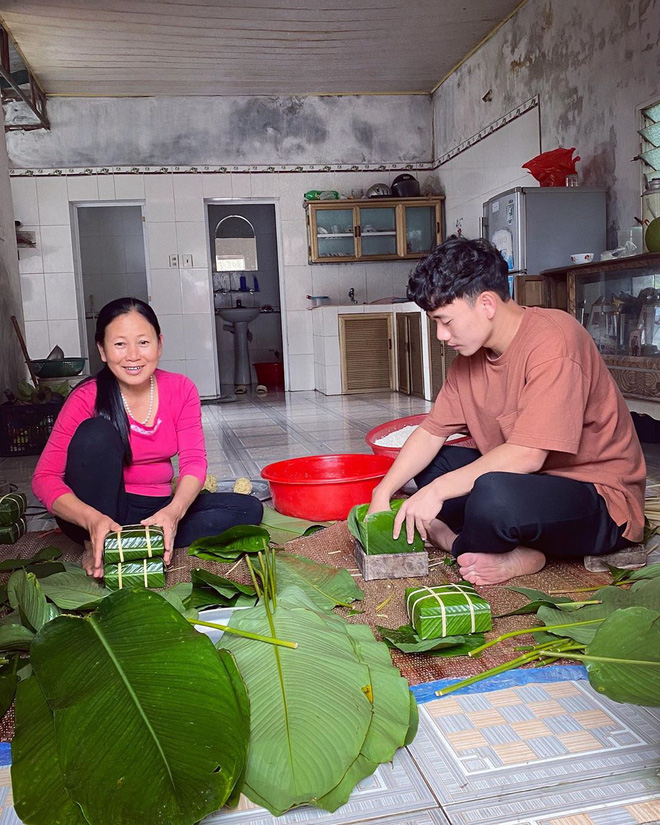 Khi cầu thủ chuẩn bị Tết: Toàn thấy hội con trai khoe ảnh xông xáo vào bếp gói bánh chưng, các bạn gái đâu hết rồi nhỉ? - 1 Khi cầu thủ chuẩn bị Tết: Toàn thấy hội con trai khoe ảnh xông xáo vào bếp gói bánh chưng, các bạn gái đâu hết rồi nhỉ? - 1