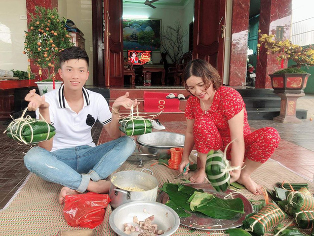 Khi cầu thủ chuẩn bị Tết: Toàn thấy hội con trai khoe ảnh xông xáo vào bếp gói bánh chưng, các bạn gái đâu hết rồi nhỉ? - 3 Khi cầu thủ chuẩn bị Tết: Toàn thấy hội con trai khoe ảnh xông xáo vào bếp gói bánh chưng, các bạn gái đâu hết rồi nhỉ? - 3