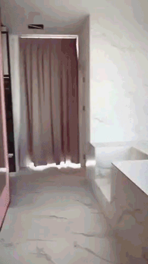 Dọn nhà đón Tết mệt cỡ nào cũng chưa bằng nhìn gia tài đồ hiệu bày la liệt như bán buôn của Ngọc Trinh - 3 Dọn nhà đón Tết mệt cỡ nào cũng chưa bằng nhìn gia tài đồ hiệu bày la liệt như bán buôn của Ngọc Trinh - 3