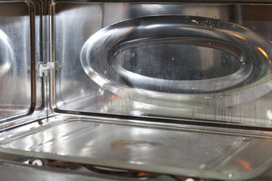 Dầu mỡ lâu ngày đóng thành cục bám đầy lò vi sóng mà không thể rửa sạch bằng nước tẩy rửa, hãy thử ngay cách này để nó lại như mới Dầu mỡ lâu ngày đóng thành cục bám đầy lò vi sóng mà không thể rửa sạch bằng nước tẩy rửa, hãy thử ngay cách này để nó lại như mới