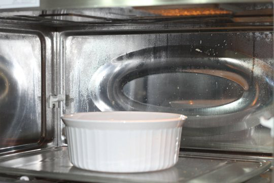 Dầu mỡ lâu ngày đóng thành cục bám đầy lò vi sóng mà không thể rửa sạch bằng nước tẩy rửa, hãy thử ngay cách này để nó lại như mới - 2 Dầu mỡ lâu ngày đóng thành cục bám đầy lò vi sóng mà không thể rửa sạch bằng nước tẩy rửa, hãy thử ngay cách này để nó lại như mới - 2