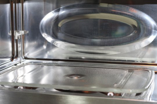 Dầu mỡ lâu ngày đóng thành cục bám đầy lò vi sóng mà không thể rửa sạch bằng nước tẩy rửa, hãy thử ngay cách này để nó lại như mới - 4 Dầu mỡ lâu ngày đóng thành cục bám đầy lò vi sóng mà không thể rửa sạch bằng nước tẩy rửa, hãy thử ngay cách này để nó lại như mới - 4