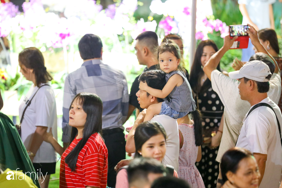 Hàng nghìn người đổ xô đi dự khai mạc đường hoa Nguyễn Huệ, nhiều em bé nhỏ bị chen lấn đến bật khóc vì ngộp thở - 12 Hàng nghìn người đổ xô đi dự khai mạc đường hoa Nguyễn Huệ, nhiều em bé nhỏ bị chen lấn đến bật khóc vì ngộp thở - 12