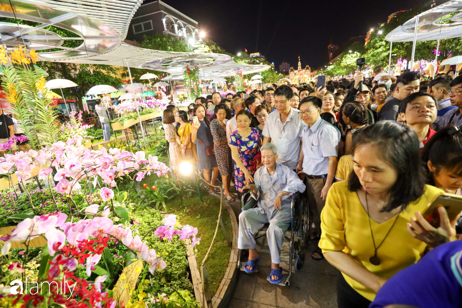 Hàng nghìn người đổ xô đi dự khai mạc đường hoa Nguyễn Huệ, nhiều em bé nhỏ bị chen lấn đến bật khóc vì ngộp thở - 14 Hàng nghìn người đổ xô đi dự khai mạc đường hoa Nguyễn Huệ, nhiều em bé nhỏ bị chen lấn đến bật khóc vì ngộp thở - 14