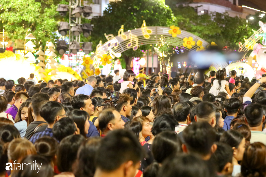 Hàng nghìn người đổ xô đi dự khai mạc đường hoa Nguyễn Huệ, nhiều em bé nhỏ bị chen lấn đến bật khóc vì ngộp thở - 11 Hàng nghìn người đổ xô đi dự khai mạc đường hoa Nguyễn Huệ, nhiều em bé nhỏ bị chen lấn đến bật khóc vì ngộp thở - 11