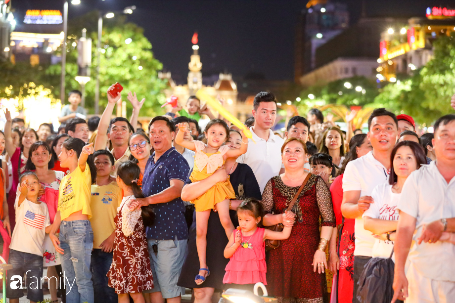 Hàng nghìn người đổ xô đi dự khai mạc đường hoa Nguyễn Huệ, nhiều em bé nhỏ bị chen lấn đến bật khóc vì ngộp thở - 21 Hàng nghìn người đổ xô đi dự khai mạc đường hoa Nguyễn Huệ, nhiều em bé nhỏ bị chen lấn đến bật khóc vì ngộp thở - 21