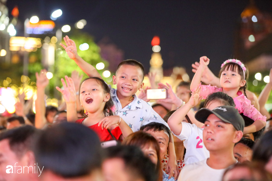 Hàng nghìn người đổ xô đi dự khai mạc đường hoa Nguyễn Huệ, nhiều em bé nhỏ bị chen lấn đến bật khóc vì ngộp thở - 18 Hàng nghìn người đổ xô đi dự khai mạc đường hoa Nguyễn Huệ, nhiều em bé nhỏ bị chen lấn đến bật khóc vì ngộp thở - 18