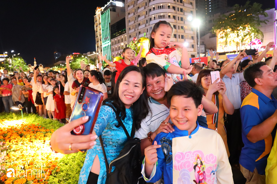 Hàng nghìn người đổ xô đi dự khai mạc đường hoa Nguyễn Huệ, nhiều em bé nhỏ bị chen lấn đến bật khóc vì ngộp thở - 20 Hàng nghìn người đổ xô đi dự khai mạc đường hoa Nguyễn Huệ, nhiều em bé nhỏ bị chen lấn đến bật khóc vì ngộp thở - 20