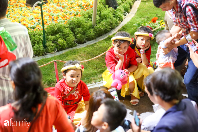 Hàng nghìn người đổ xô đi dự khai mạc đường hoa Nguyễn Huệ, nhiều em bé nhỏ bị chen lấn đến bật khóc vì ngộp thở - 17 Hàng nghìn người đổ xô đi dự khai mạc đường hoa Nguyễn Huệ, nhiều em bé nhỏ bị chen lấn đến bật khóc vì ngộp thở - 17