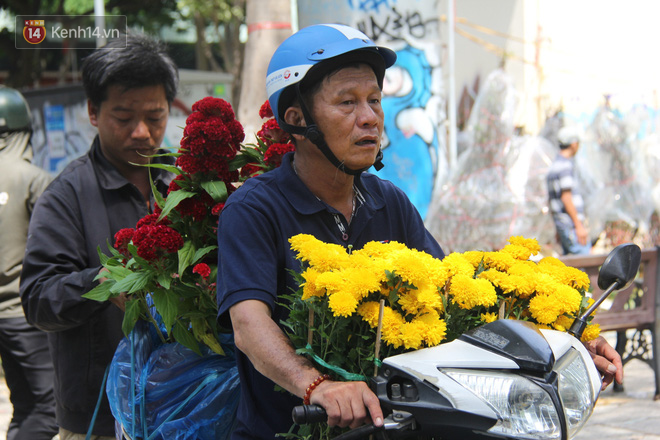 Đại hạ giá vẫn không hết, tiểu thương Sài Gòn thẳng tay đập chậu, chặt gốc hoa chứ quyết không để người dân 'hôi hoa' trưa 30 Tết - 1 Đại hạ giá vẫn không hết, tiểu thương Sài Gòn thẳng tay đập chậu, chặt gốc hoa chứ quyết không để người dân 'hôi hoa' trưa 30 Tết - 1