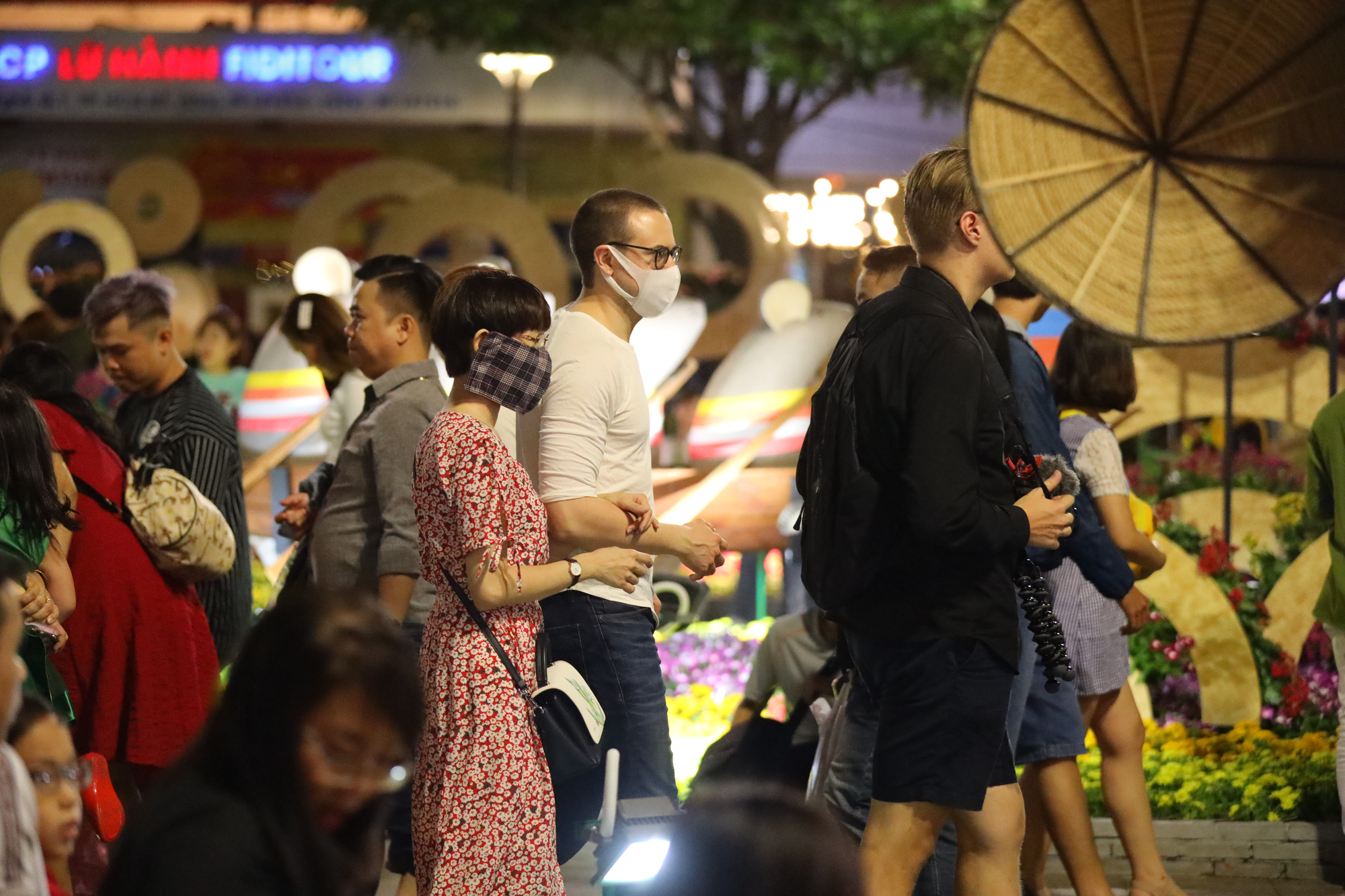 Lo sợ nhiễm virus Corona, hàng loạt người Sài Gòn đeo khẩu trang xuống đường khi đón giao thừa - 8 Lo sợ nhiễm virus Corona, hàng loạt người Sài Gòn đeo khẩu trang xuống đường khi đón giao thừa - 8