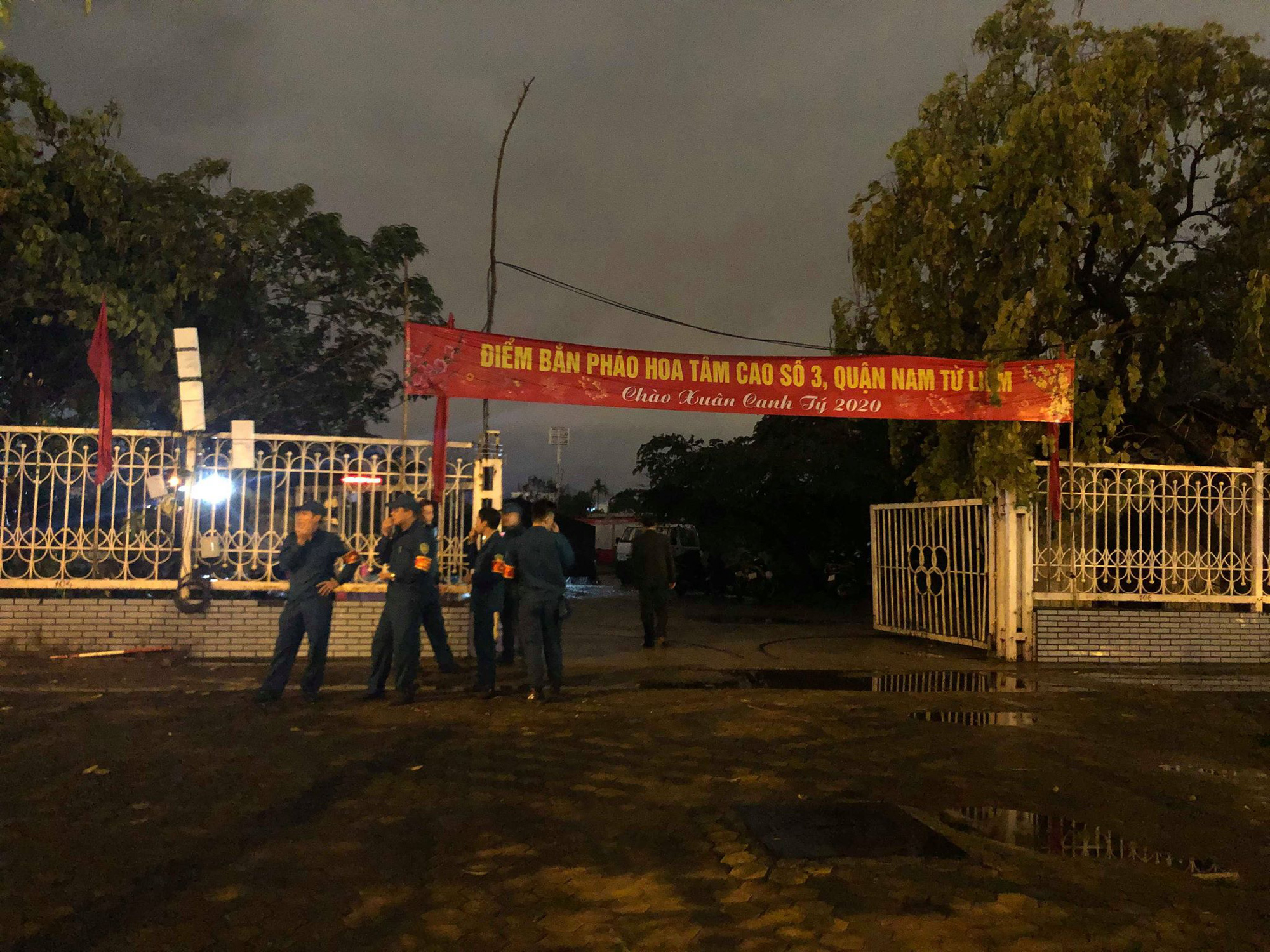 Người dân TP.HCM xuống đường chờ đợi thời khắc giao thừa, Hà Nội vắng tanh không 1 bóng người vì mưa lớn kéo dài - 18 Người dân TP.HCM xuống đường chờ đợi thời khắc giao thừa, Hà Nội vắng tanh không 1 bóng người vì mưa lớn kéo dài - 18