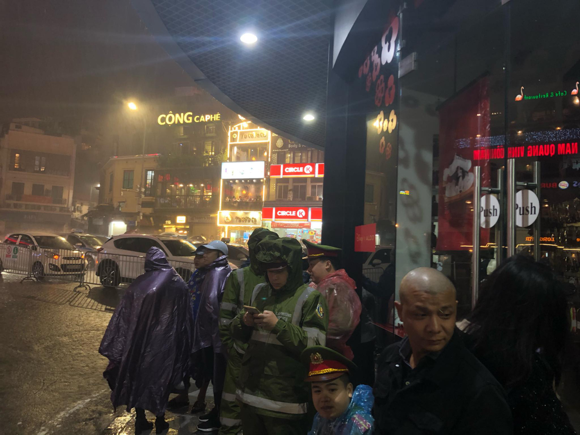 Người dân TP.HCM xuống đường chờ đợi thời khắc giao thừa, Hà Nội vắng tanh không 1 bóng người vì mưa lớn kéo dài - 31 Người dân TP.HCM xuống đường chờ đợi thời khắc giao thừa, Hà Nội vắng tanh không 1 bóng người vì mưa lớn kéo dài - 31