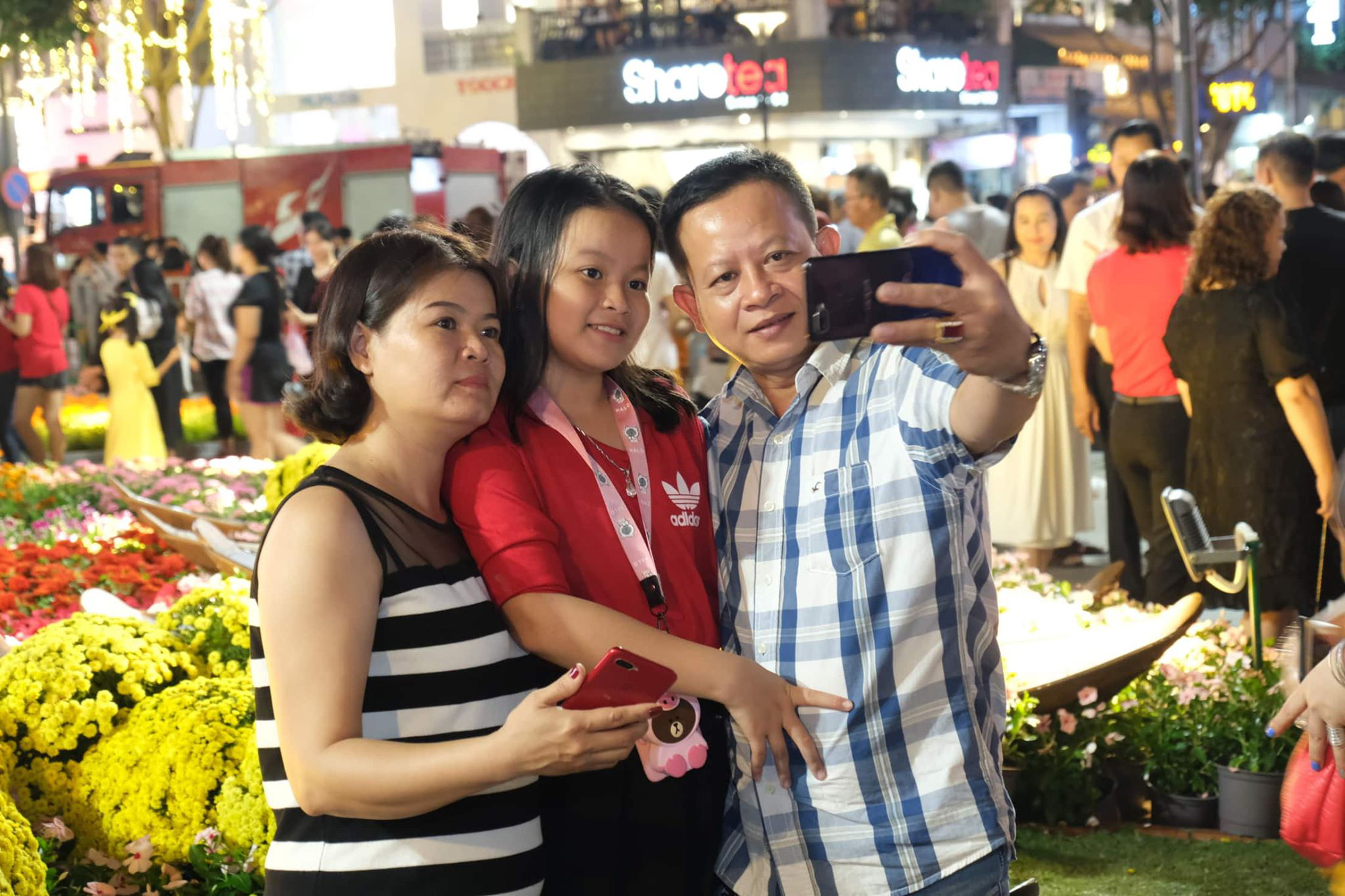 Người dân TP.HCM xuống đường chờ đợi thời khắc giao thừa, Hà Nội vắng tanh không 1 bóng người vì mưa lớn kéo dài - 5 Người dân TP.HCM xuống đường chờ đợi thời khắc giao thừa, Hà Nội vắng tanh không 1 bóng người vì mưa lớn kéo dài - 5