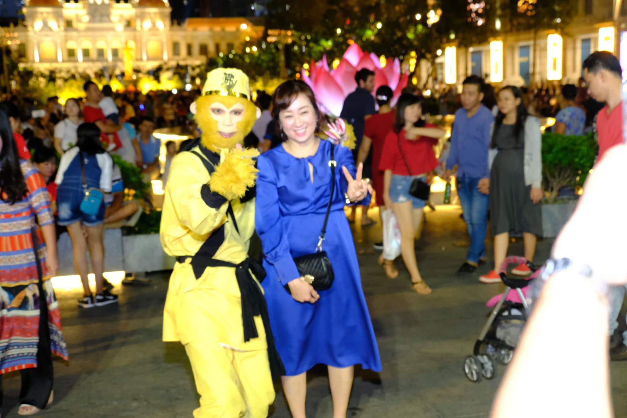 Người dân TP.HCM xuống đường chờ đợi thời khắc giao thừa, Hà Nội vắng tanh không 1 bóng người vì mưa lớn kéo dài - 27 Người dân TP.HCM xuống đường chờ đợi thời khắc giao thừa, Hà Nội vắng tanh không 1 bóng người vì mưa lớn kéo dài - 27