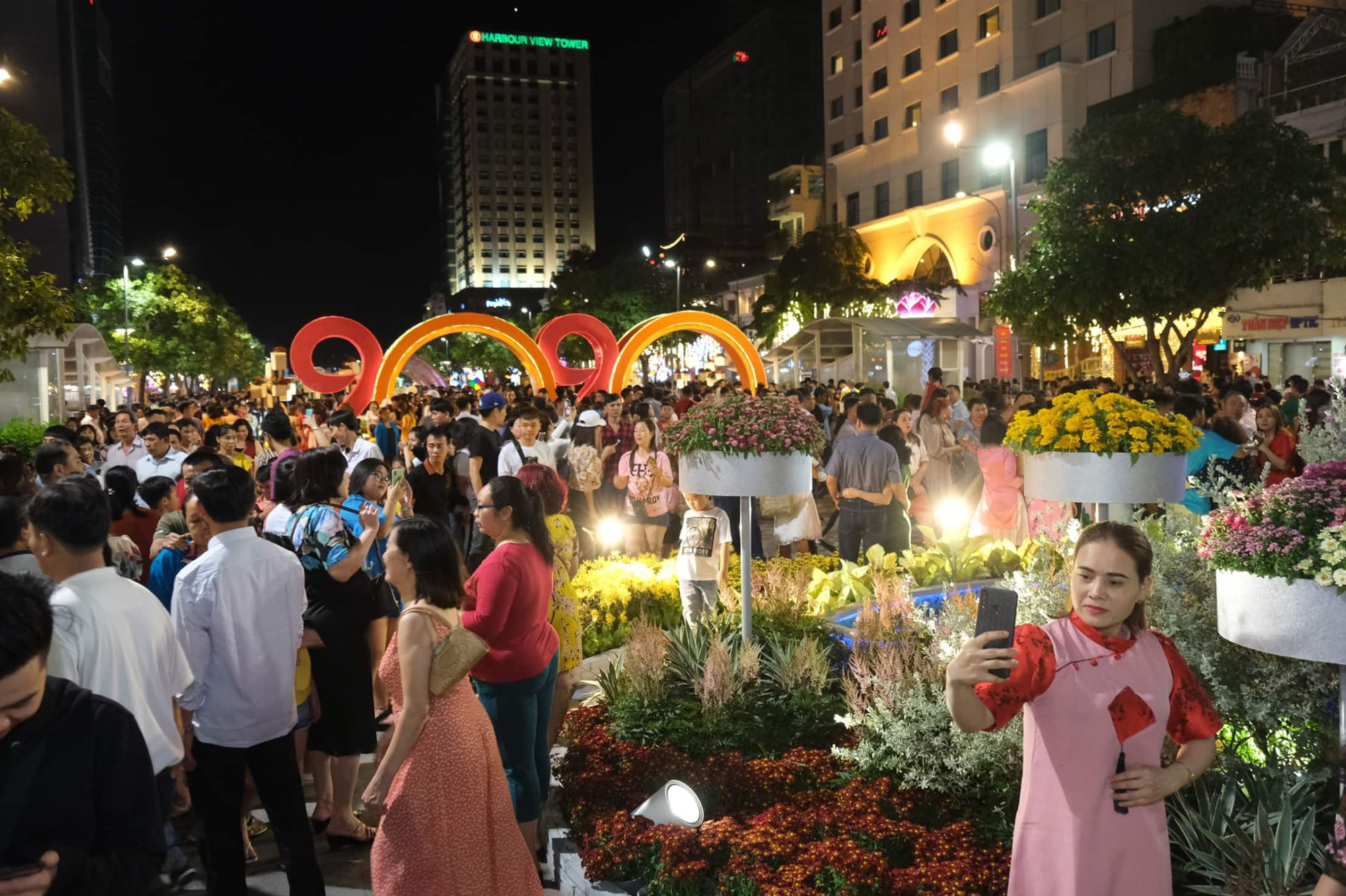 Người dân TP.HCM xuống đường chờ đợi thời khắc giao thừa, Hà Nội vắng tanh không 1 bóng người vì mưa lớn kéo dài - 8 Người dân TP.HCM xuống đường chờ đợi thời khắc giao thừa, Hà Nội vắng tanh không 1 bóng người vì mưa lớn kéo dài - 8