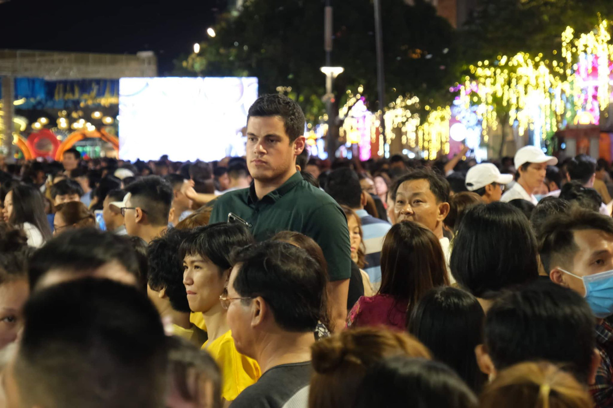 Người dân TP.HCM xuống đường chờ đợi thời khắc giao thừa, Hà Nội vắng tanh không 1 bóng người vì mưa lớn kéo dài - 14 Người dân TP.HCM xuống đường chờ đợi thời khắc giao thừa, Hà Nội vắng tanh không 1 bóng người vì mưa lớn kéo dài - 14