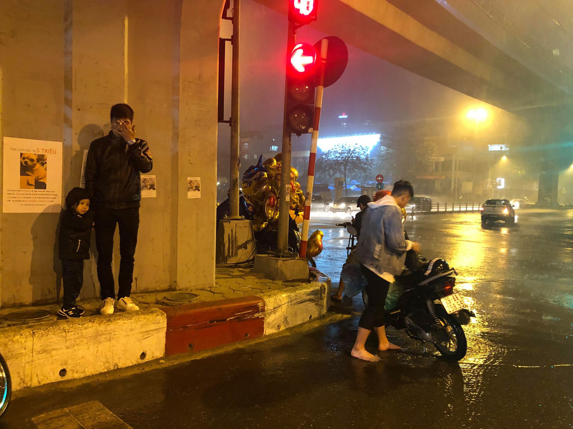 Người dân TP.HCM xuống đường chờ đợi thời khắc giao thừa, Hà Nội vắng tanh không 1 bóng người vì mưa lớn kéo dài - 26 Người dân TP.HCM xuống đường chờ đợi thời khắc giao thừa, Hà Nội vắng tanh không 1 bóng người vì mưa lớn kéo dài - 26