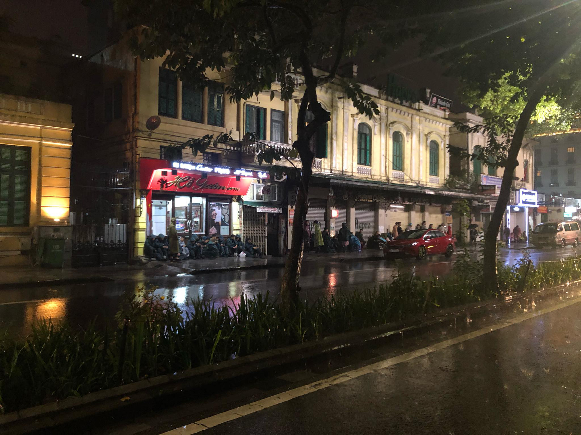 Người dân TP.HCM xuống đường chờ đợi thời khắc giao thừa, Hà Nội vắng tanh không 1 bóng người vì mưa lớn kéo dài - 33 Người dân TP.HCM xuống đường chờ đợi thời khắc giao thừa, Hà Nội vắng tanh không 1 bóng người vì mưa lớn kéo dài - 33