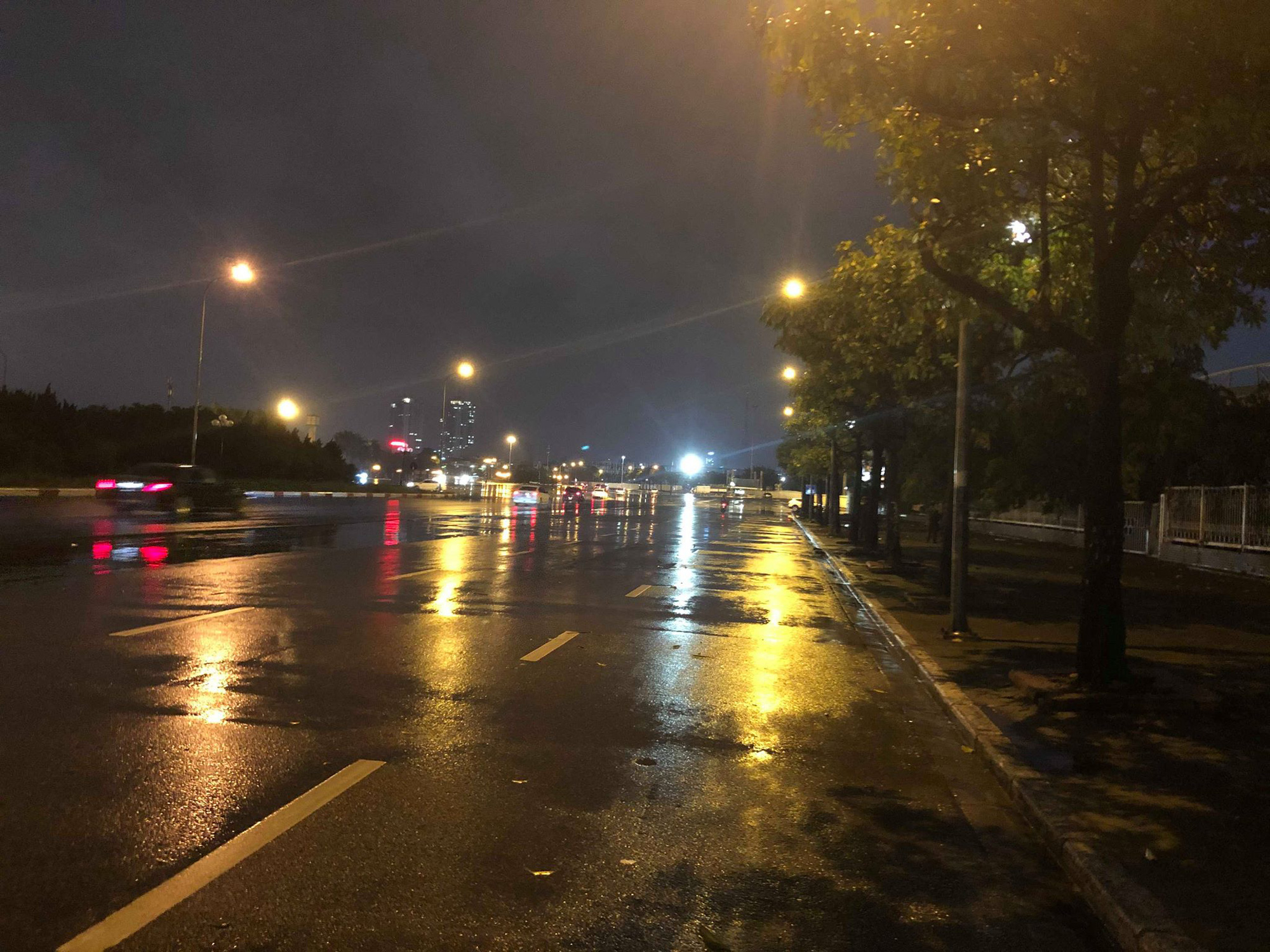 Người dân TP.HCM xuống đường chờ đợi thời khắc giao thừa, Hà Nội vắng tanh không 1 bóng người vì mưa lớn kéo dài - 21 Người dân TP.HCM xuống đường chờ đợi thời khắc giao thừa, Hà Nội vắng tanh không 1 bóng người vì mưa lớn kéo dài - 21