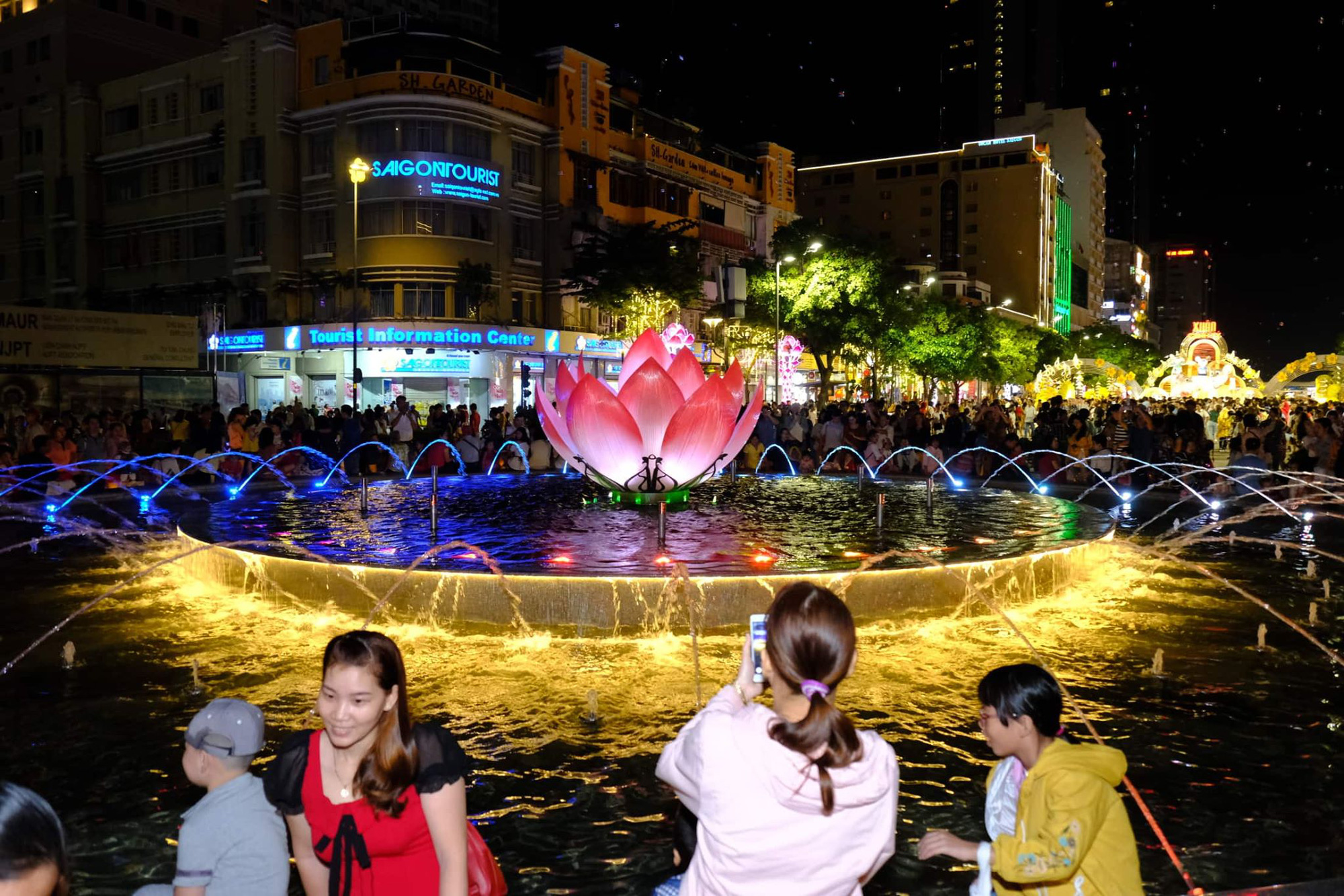 Người dân TP.HCM xuống đường chờ đợi thời khắc giao thừa, Hà Nội vắng tanh không 1 bóng người vì mưa lớn kéo dài - 29 Người dân TP.HCM xuống đường chờ đợi thời khắc giao thừa, Hà Nội vắng tanh không 1 bóng người vì mưa lớn kéo dài - 29