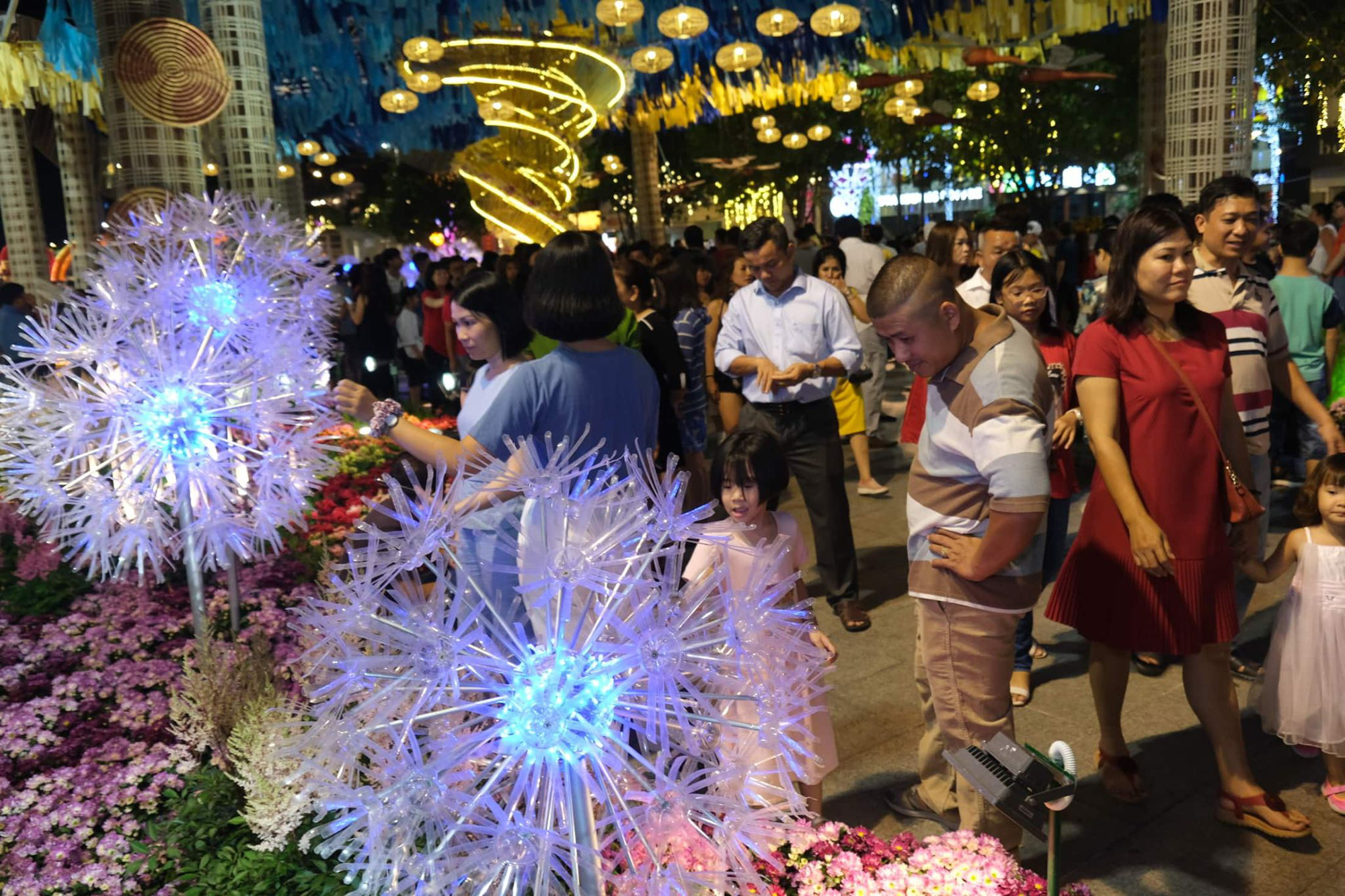 Người dân TP.HCM xuống đường chờ đợi thời khắc giao thừa, Hà Nội vắng tanh không 1 bóng người vì mưa lớn kéo dài - 3 Người dân TP.HCM xuống đường chờ đợi thời khắc giao thừa, Hà Nội vắng tanh không 1 bóng người vì mưa lớn kéo dài - 3
