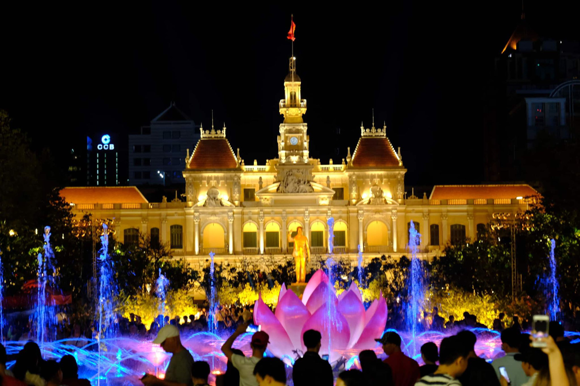 Người dân TP.HCM xuống đường chờ đợi thời khắc giao thừa, Hà Nội vắng tanh không 1 bóng người vì mưa lớn kéo dài - 30 Người dân TP.HCM xuống đường chờ đợi thời khắc giao thừa, Hà Nội vắng tanh không 1 bóng người vì mưa lớn kéo dài - 30
