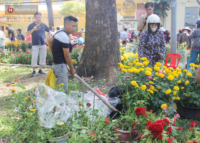 Đại hạ giá vẫn không hết, tiểu thương Sài Gòn thẳng tay đập chậu, chặt gốc hoa chứ quyết không để người dân 'hôi hoa' trưa 30 Tết - 12 Đại hạ giá vẫn không hết, tiểu thương Sài Gòn thẳng tay đập chậu, chặt gốc hoa chứ quyết không để người dân 'hôi hoa' trưa 30 Tết - 12
