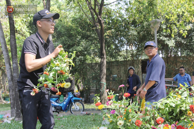 Đại hạ giá vẫn không hết, tiểu thương Sài Gòn thẳng tay đập chậu, chặt gốc hoa chứ quyết không để người dân 'hôi hoa' trưa 30 Tết - 5 Đại hạ giá vẫn không hết, tiểu thương Sài Gòn thẳng tay đập chậu, chặt gốc hoa chứ quyết không để người dân 'hôi hoa' trưa 30 Tết - 5