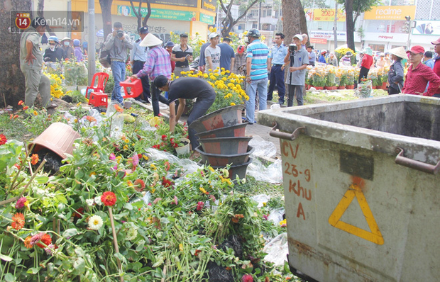 Đại hạ giá vẫn không hết, tiểu thương Sài Gòn thẳng tay đập chậu, chặt gốc hoa chứ quyết không để người dân 'hôi hoa' trưa 30 Tết - 10 Đại hạ giá vẫn không hết, tiểu thương Sài Gòn thẳng tay đập chậu, chặt gốc hoa chứ quyết không để người dân 'hôi hoa' trưa 30 Tết - 10