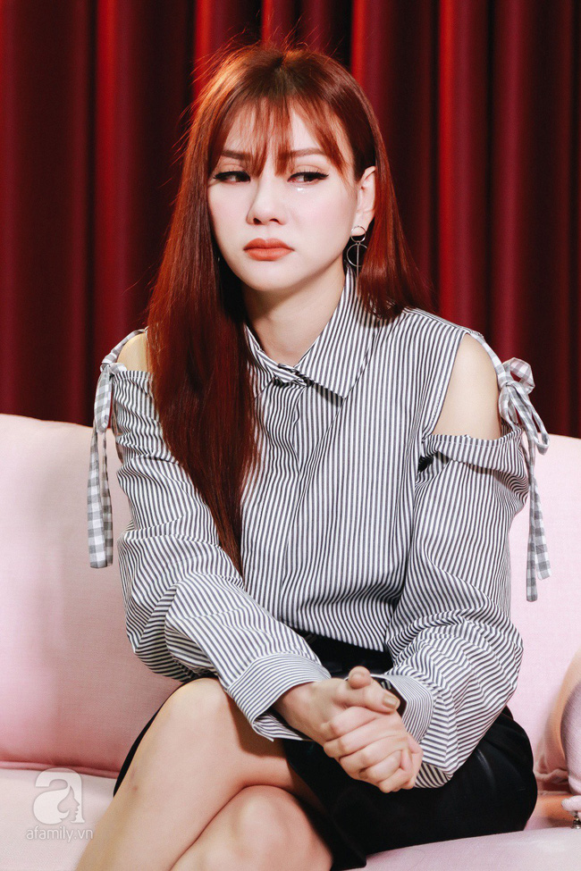 Trong khoảnh khắc cuối cùng của năm 2019, cùng nhìn lại những khoảng 'trầm' của loạt sao Việt: Người thị phi rơi xuống đầu, kẻ danh tiếng tụt dốc không phanh - 6 Trong khoảnh khắc cuối cùng của năm 2019, cùng nhìn lại những khoảng 'trầm' của loạt sao Việt: Người thị phi rơi xuống đầu, kẻ danh tiếng tụt dốc không phanh - 6