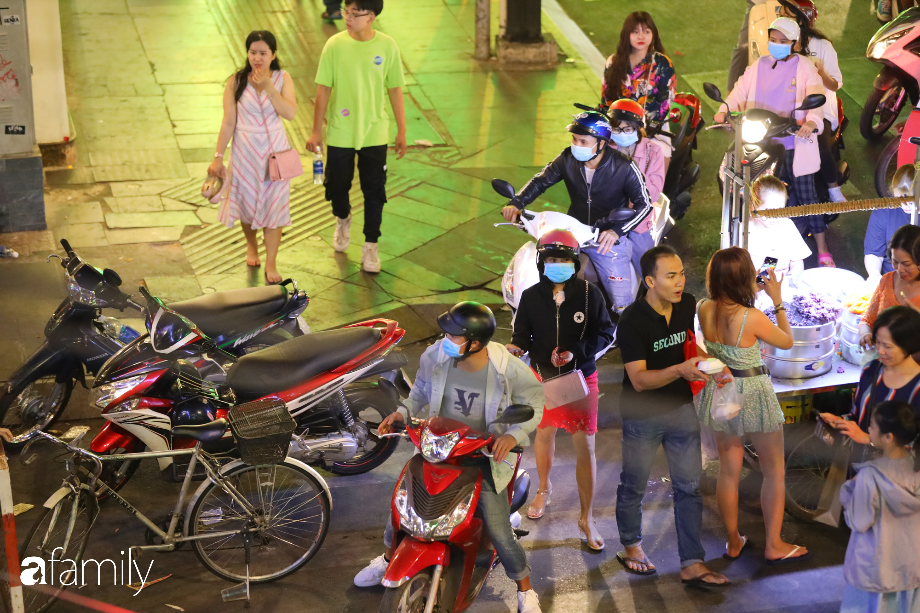 Lo sợ nhiễm virus Corona, hàng loạt người Sài Gòn đeo khẩu trang xuống đường khi đón giao thừa - 10 Lo sợ nhiễm virus Corona, hàng loạt người Sài Gòn đeo khẩu trang xuống đường khi đón giao thừa - 10