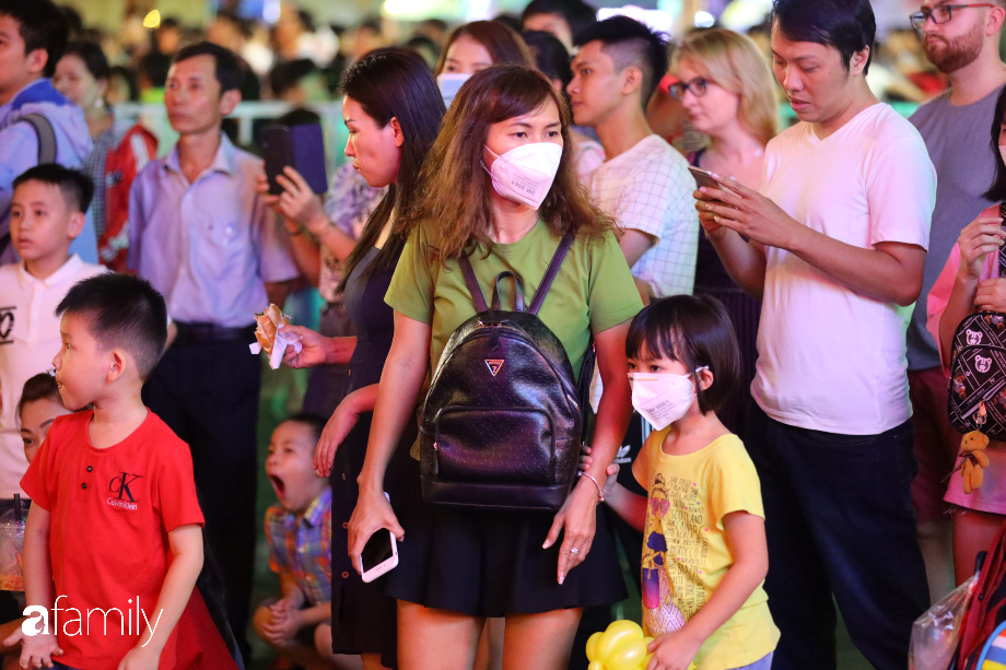 Lo sợ nhiễm virus Corona, hàng loạt người Sài Gòn đeo khẩu trang xuống đường khi đón giao thừa - 1 Lo sợ nhiễm virus Corona, hàng loạt người Sài Gòn đeo khẩu trang xuống đường khi đón giao thừa - 1
