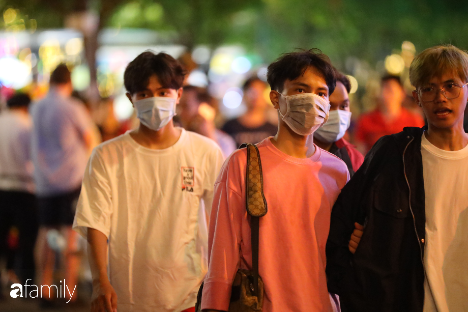 Lo sợ nhiễm virus Corona, hàng loạt người Sài Gòn đeo khẩu trang xuống đường khi đón giao thừa - 6 Lo sợ nhiễm virus Corona, hàng loạt người Sài Gòn đeo khẩu trang xuống đường khi đón giao thừa - 6
