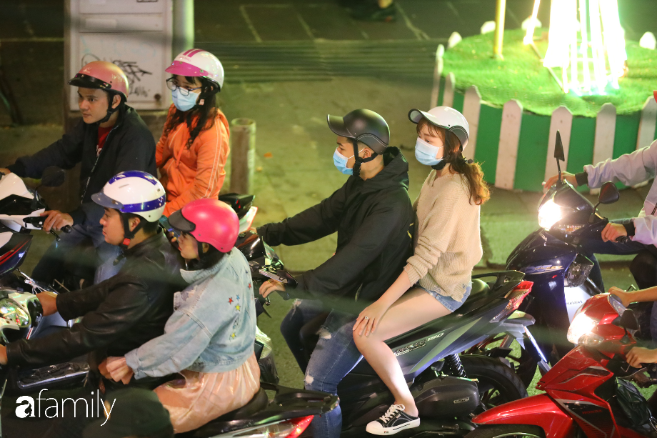 Lo sợ nhiễm virus Corona, hàng loạt người Sài Gòn đeo khẩu trang xuống đường khi đón giao thừa - 13 Lo sợ nhiễm virus Corona, hàng loạt người Sài Gòn đeo khẩu trang xuống đường khi đón giao thừa - 13
