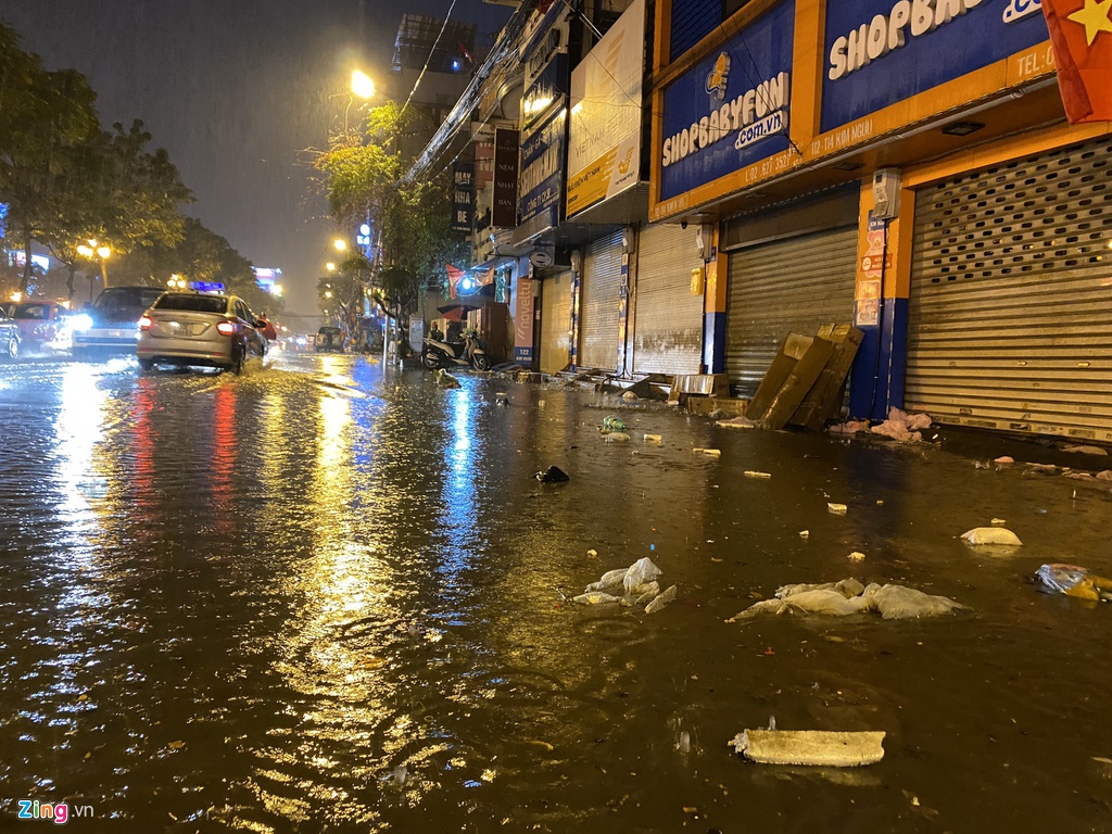 Hà Nội mưa ngập phố, hồ Gươm vắng hoe trước giao thừa - 1 Hà Nội mưa ngập phố, hồ Gươm vắng hoe trước giao thừa - 1
