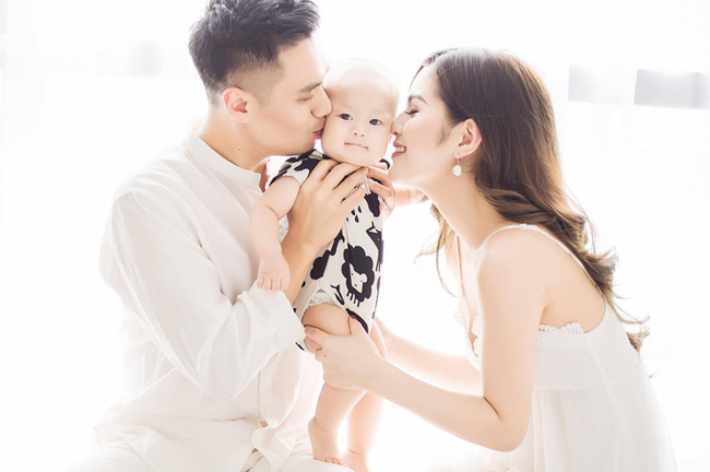 Trong khoảnh khắc cuối cùng của năm 2019, cùng nhìn lại những khoảng 'trầm' của loạt sao Việt: Người thị phi rơi xuống đầu, kẻ danh tiếng tụt dốc không phanh - 1 Trong khoảnh khắc cuối cùng của năm 2019, cùng nhìn lại những khoảng 'trầm' của loạt sao Việt: Người thị phi rơi xuống đầu, kẻ danh tiếng tụt dốc không phanh - 1
