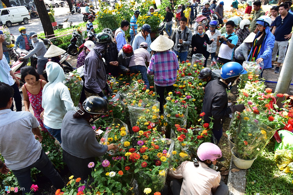 Tiểu thương đập bỏ, quyết không cho hoa Tết ế - 1 Tiểu thương đập bỏ, quyết không cho hoa Tết ế - 1