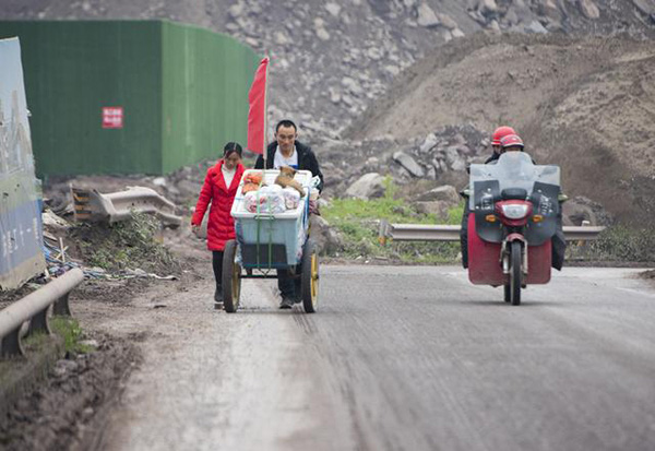 Đi bộ 2000km, ngủ dưới gầm cầu và chuồng bò trong 2 tháng để về quê ăn Tết, cặp vợ chồng 'bất cẩn' nổi tiếng với gần 200 nghìn người hâm mộ - 1 Đi bộ 2000km, ngủ dưới gầm cầu và chuồng bò trong 2 tháng để về quê ăn Tết, cặp vợ chồng 'bất cẩn' nổi tiếng với gần 200 nghìn người hâm mộ - 1